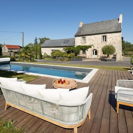 Manoir De La Nogrie: Charming 5-Star Estate with Private Access and Heated Pool Bed & Breakfast Val-d'Ize Exterior photo