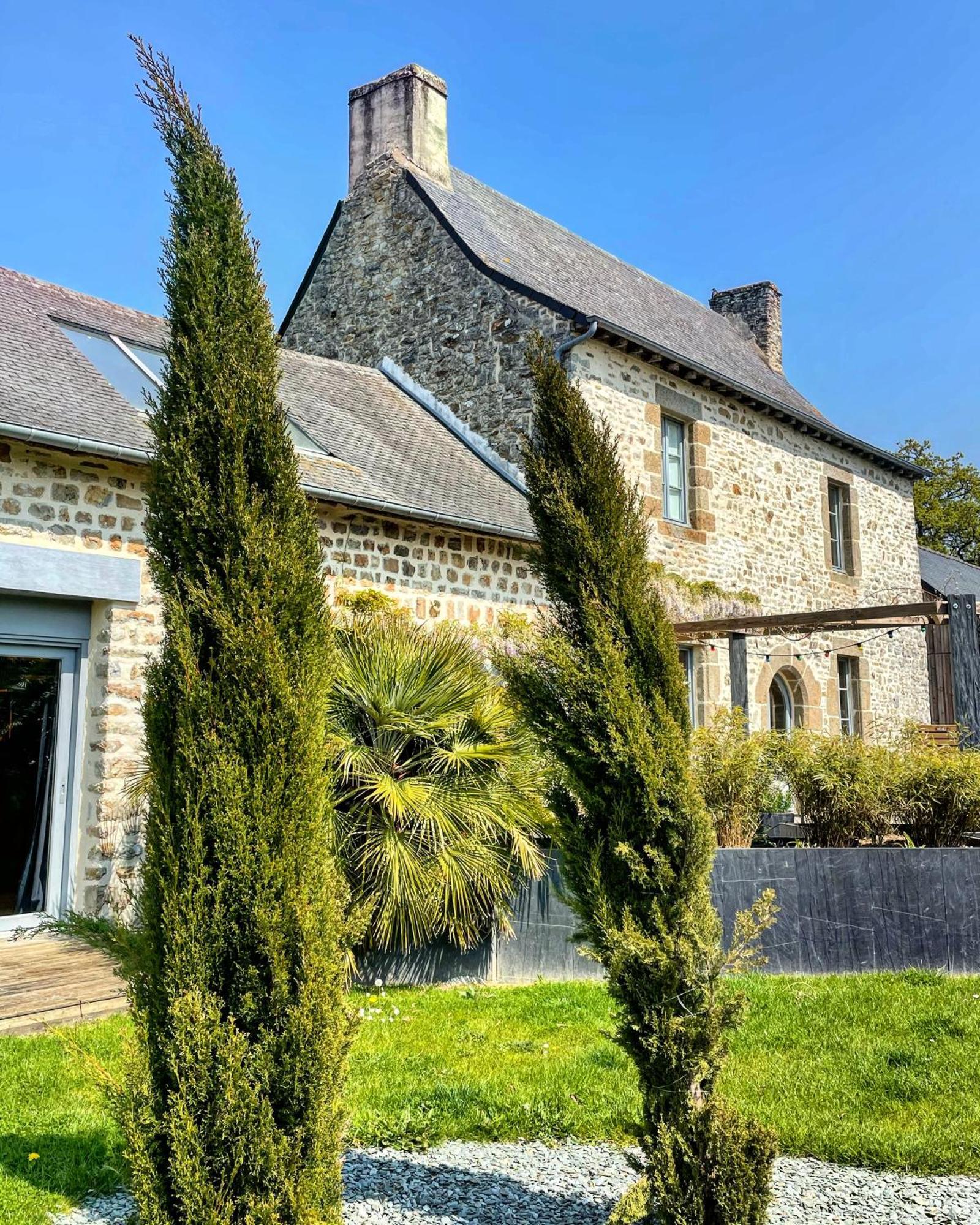 Manoir De La Nogrie: Charming 5-Star Estate with Private Access and Heated Pool Bed & Breakfast Val-d'Ize Exterior photo