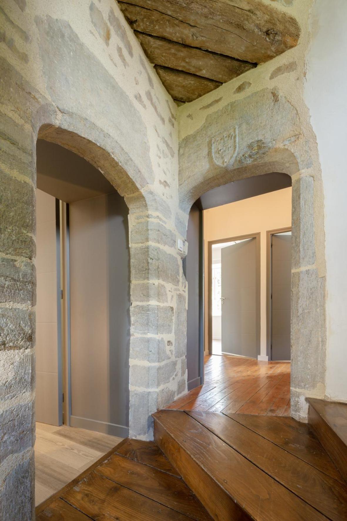 Manoir De La Nogrie: Charming 5-Star Estate with Private Access and Heated Pool Bed & Breakfast Val-d'Ize Exterior photo