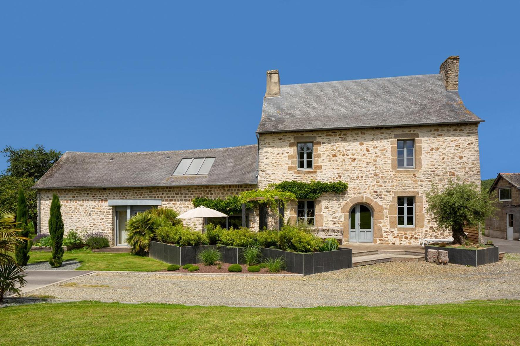 Manoir De La Nogrie: Charming 5-Star Estate with Private Access and Heated Pool Bed & Breakfast Val-d'Ize Exterior photo