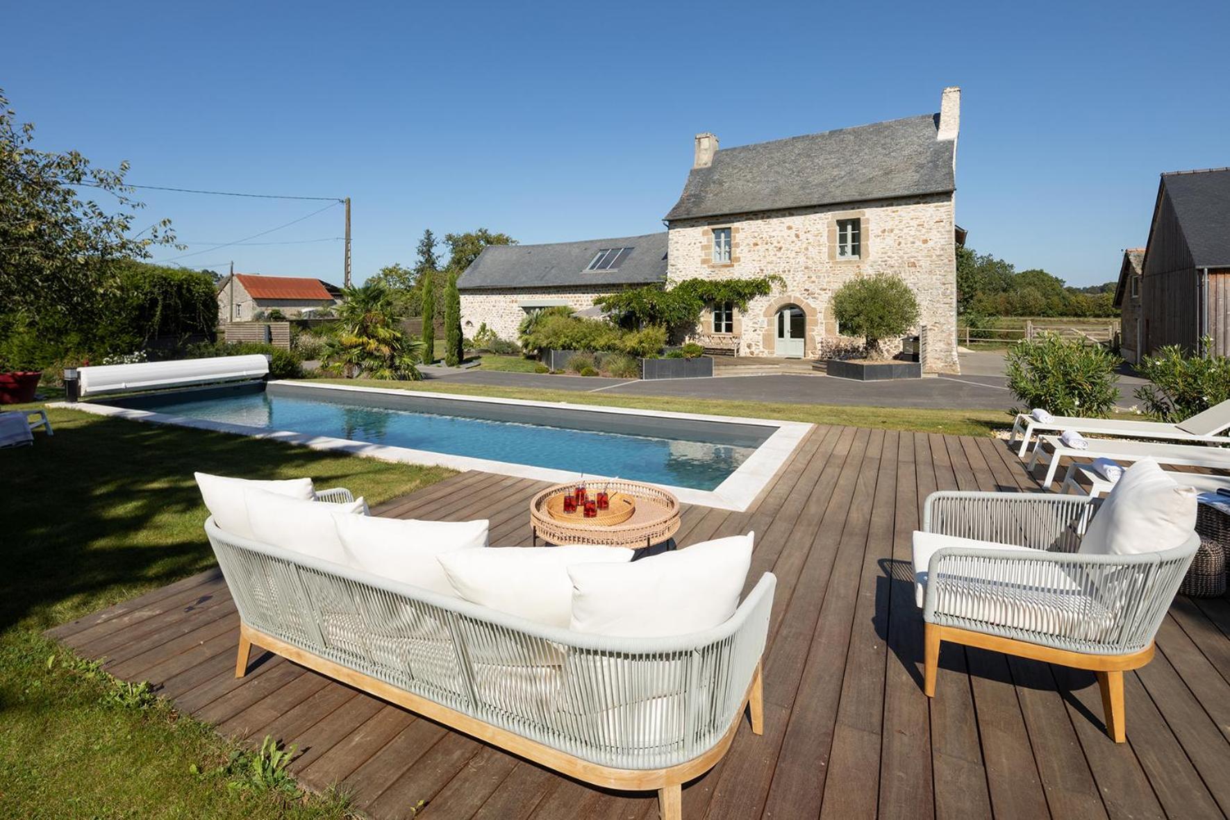 Manoir De La Nogrie: Charming 5-Star Estate with Private Access and Heated Pool Bed & Breakfast Val-d'Ize Exterior photo