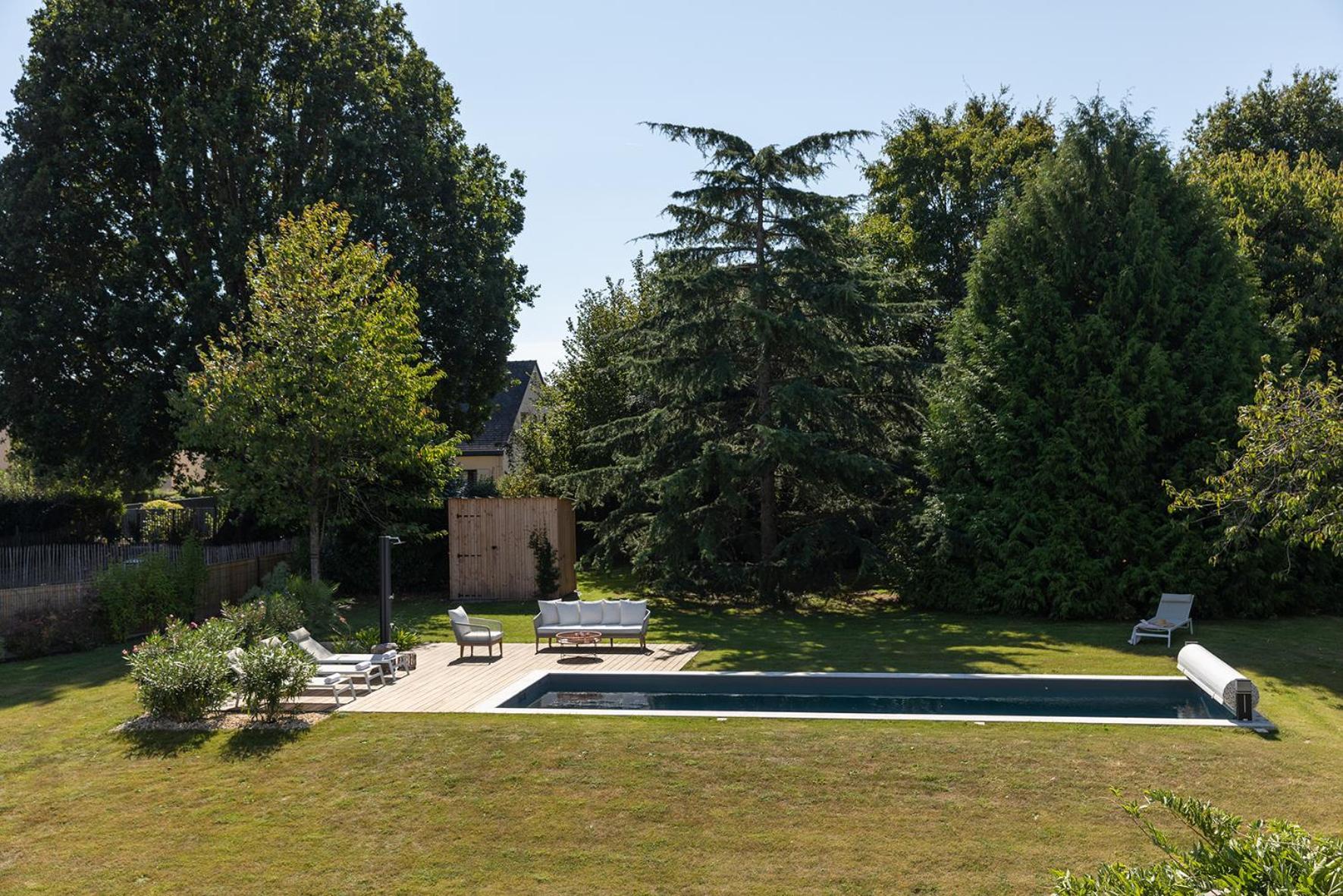Manoir De La Nogrie: Charming 5-Star Estate with Private Access and Heated Pool Bed & Breakfast Val-d'Ize Exterior photo
