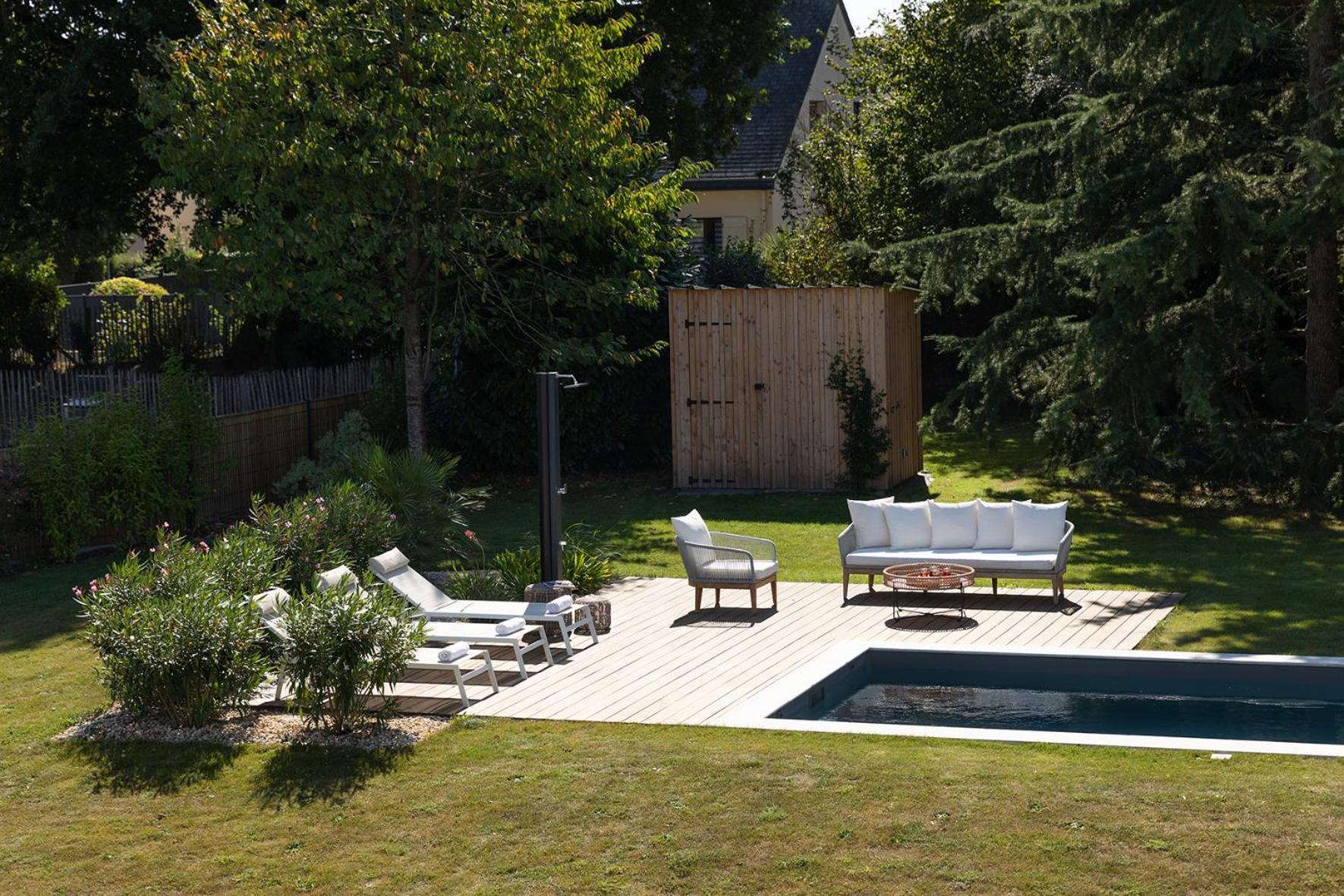 Manoir De La Nogrie: Charming 5-Star Estate with Private Access and Heated Pool Bed & Breakfast Val-d'Ize Exterior photo